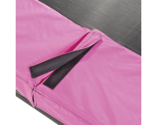 Detailaufnahme einer Trampolin-Randabdeckung mit Klettverschluss