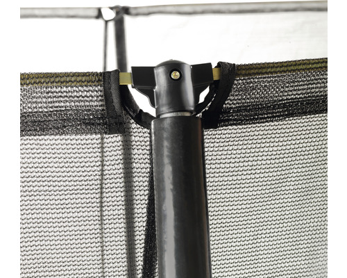 Detailaufnahme des Sicherheitsnetzes eines Trampolins mit schwarzer Befestigung.