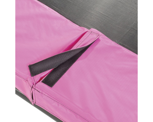 Detailaufnahme eines Trampolins mit rosa Randabdeckung und Klettverschluss