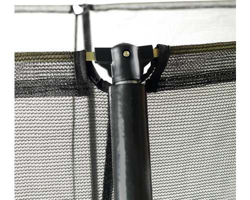 Detailaufnahme eines Trampolins mit Sicherheitsnetz und Stützpfosten.