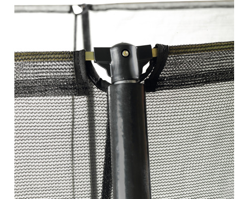 Detailaufnahme eines Trampolin Sicherheitsnetzes mit Stange.