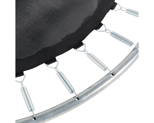 Detailaufnahme einer Trampolinbefestigung mit Federn.