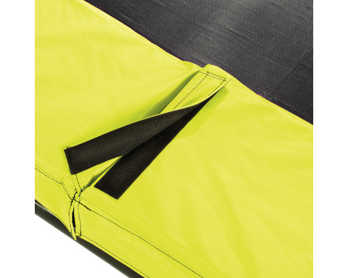 Detailansicht einer Trampolin-Abdeckung mit Klettverschluss