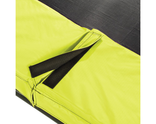 Detail einer Trampolin-Abdeckung mit Klettverschluss