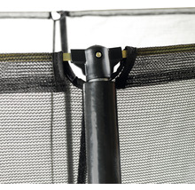 Detailaufnahme eines Trampolin Sicherheitsnetzes mit schwarzer Umrandung und schwarzer Stange.