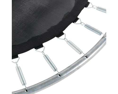 Detailaufnahme eines Trampolins mit Federn und Rahmen