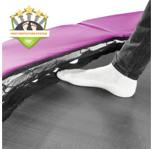 Detailaufnahme eines Trampolins mit Fußschutzsystem und EXIT Toys Logo.