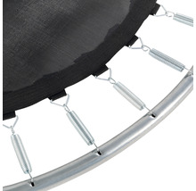 Detailansicht eines Trampolins mit Federn, Sprungtuch und Rahmen