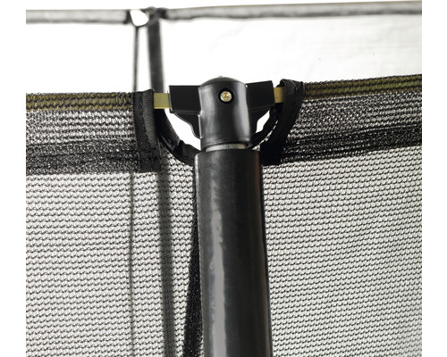 Detailaufnahme eines Trampolin-Sicherheitsnetzes mit Stange und Verbindungselement