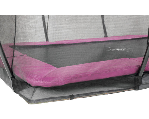 Detailansicht eines rechteckigen Gartentrampolins mit Sicherheitsnetz und pinkfarbener Randabdeckung