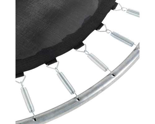 Detailansicht von Trampolinfederung mit Sprungtuchbefestigung