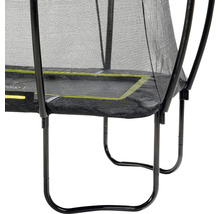 Detailansicht eines Gartentrampolins mit Sicherheitsnetz und Stahlrahmen