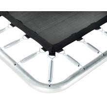 Detailansicht eines Trampolins mit Federn und Rahmen