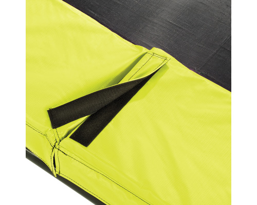 Detailaufnahme einer Trampolin-Abdeckung mit Klettverschluss