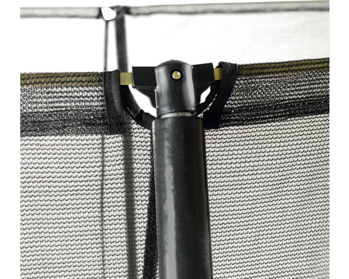 Detailaufnahme eines Trampolins Sicherheitsnetzes mit Stange und Befestigungselementen.
