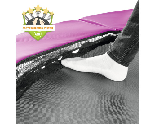 Detailansicht eines Trampolins mit Fußschutzsystem und einer Person, die ihren Fuß darauf platziert.