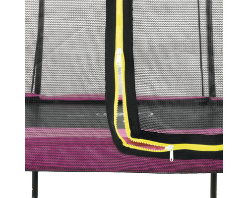 Detailaufnahme eines Trampolins mit Sicherheitsnetz und Reißverschluss