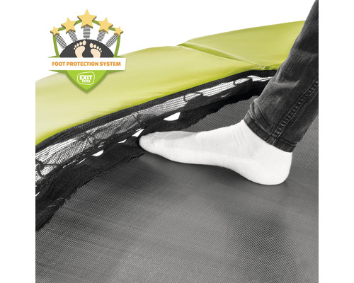 Detailaufnahme eines Trampolins mit Fußschutzsystem und einer Person, die mit dem Fuß darauf steht.