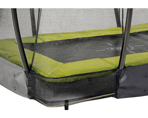 Detailansicht eines Gartentrampolins mit Sicherheitsnetz und Rahmenpolsterung