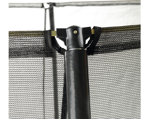 Detailaufnahme eines Trampolin Sicherheitsnetzes mit Haltestange