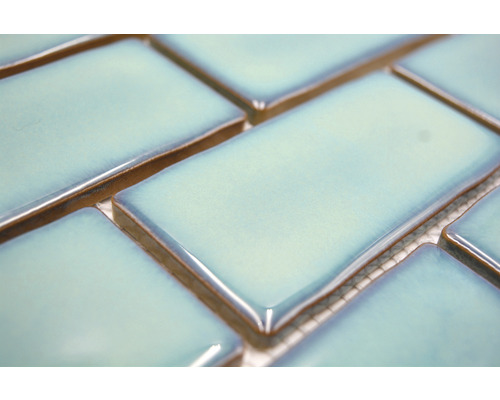 Nahaufnahme von hellen, rechteckigen Keramikfliesen