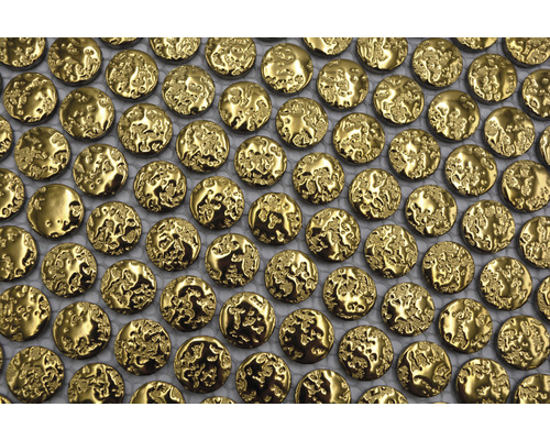 Nahaufnahme eines Mosaiks mit kleinen, runden, strukturierten Goldfliesen