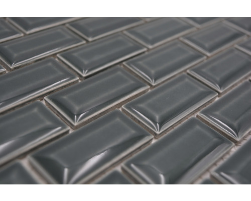 Nahaufnahme grauer, rechteckiger Fliesen im Fischgrätenmuster