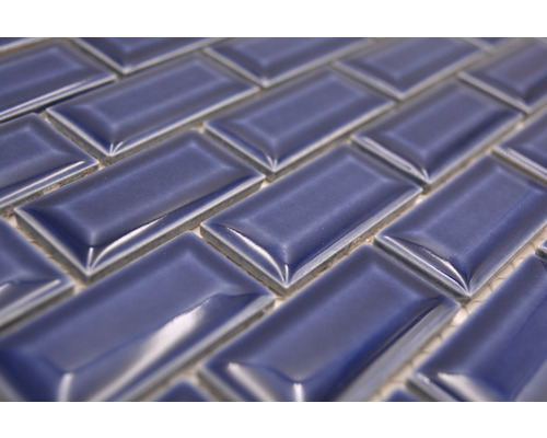 Rechteckige Fliesen im Fischgrätenmuster