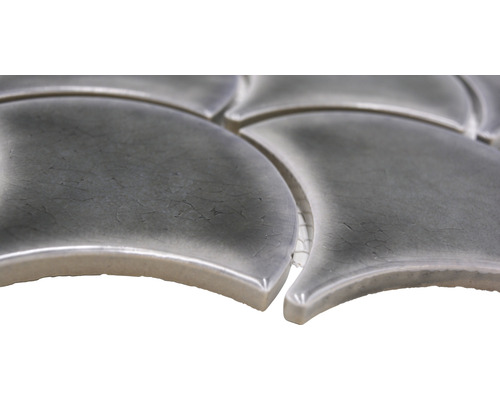 Nahaufnahme von Mosaikfliesen in Fächerform