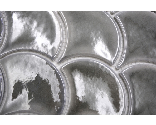 Nahaufnahme von Mosaikfliesen in Fischschuppenform