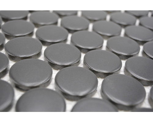 Nahaufnahme von schwarzen Mosaiksteinen auf einem Netz