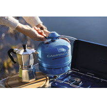 Campingkocher mit Gaskartusche und Espressokocher auf einem Tisch im Freien.