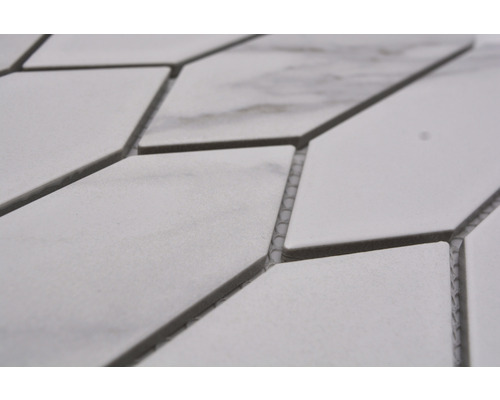 Nahaufnahme von weißen, rautenförmigen Fliesen