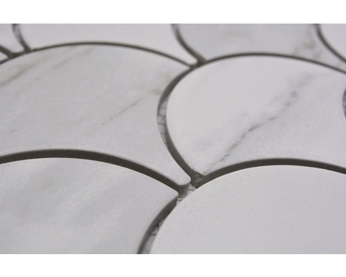 Detailaufnahme von Mosaikfliesen in Fächerform