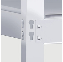 Detailansicht eines Metallregals mit Stecksystem