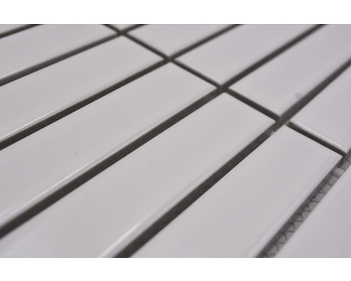 Detailaufnahme von weißen Mosaikfliesen