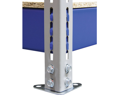 Detailansicht eines Metallregals mit Schrauben und Regalböden