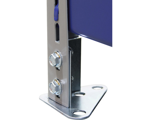 Detailaufnahme eines Metallregals mit Schrauben und Eckfuß