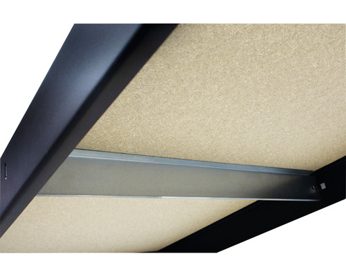 Detailansicht eines Regals mit Holzböden und Metallrahmen zur Veranschaulichung der Konstruktion