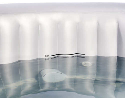 Detailansicht eines mit Wasser gefüllten, aufblasbaren Whirlpools mit maximaler Füllstandsanzeige.