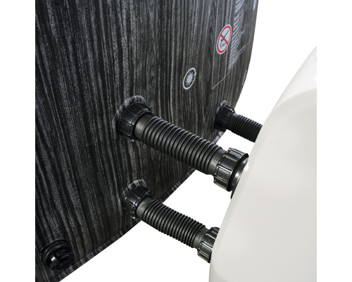 Detailansicht eines Whirlpools mit Anschlüssen und Schläuchen