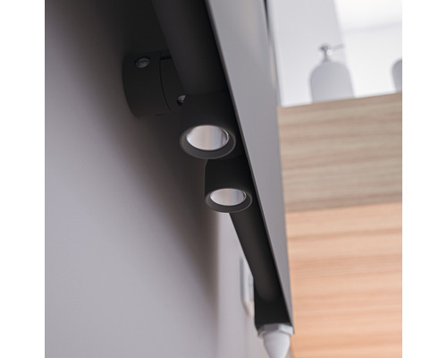 Aufnahme einer grauen Aufbaulampe mit zwei Strahlern im Innenbereich