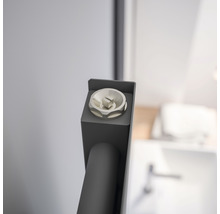 Detailaufnahme eines Heizkörperanschlusses im Badezimmer
