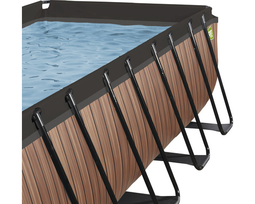 Detailansicht eines rechteckigen Schwimmbeckens mit Holzoptik und schwarzem Rahmen
