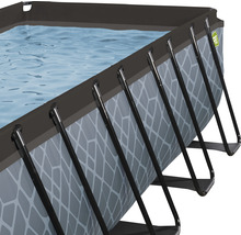 Detailansicht eines Frame-Pools mit Stahlrahmen und Wasser