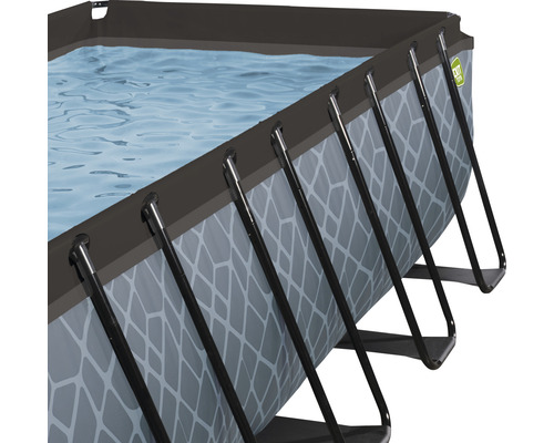 Detailansicht eines Frame-Pools mit Stahlrahmen und Wasser