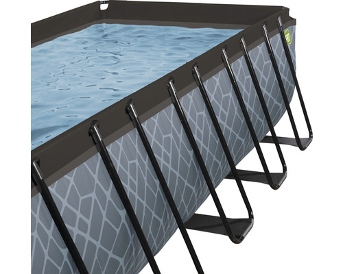 Rechteckiger Pool mit Stahlrahmen und Wasser