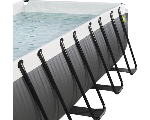 Detailansicht eines Aufstellpools mit Stahlrahmen und Wasserfüllung.