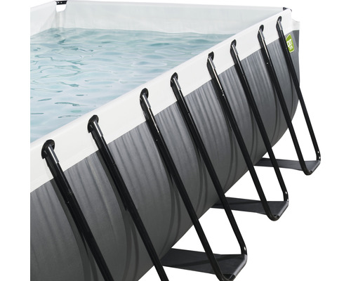 Detailansicht eines Frame-Pools mit Wasser und Stahlrahmen