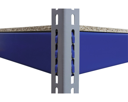 Detailaufnahme eines Regalsystems mit Metallelementen und Regalböden